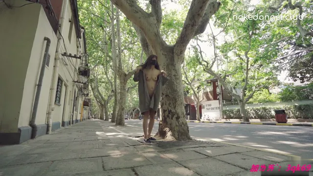 這淫蕩母狗戶外全裸露出還偷偷摸摸的，在马路边探险。大白天人来人往，假裝人群看不到她 - 真實露出投稿影片內容