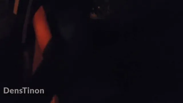 這淫蕩母狗在戶外露出遇到好知己，女女各自在任何人群中穿梭全裸露出