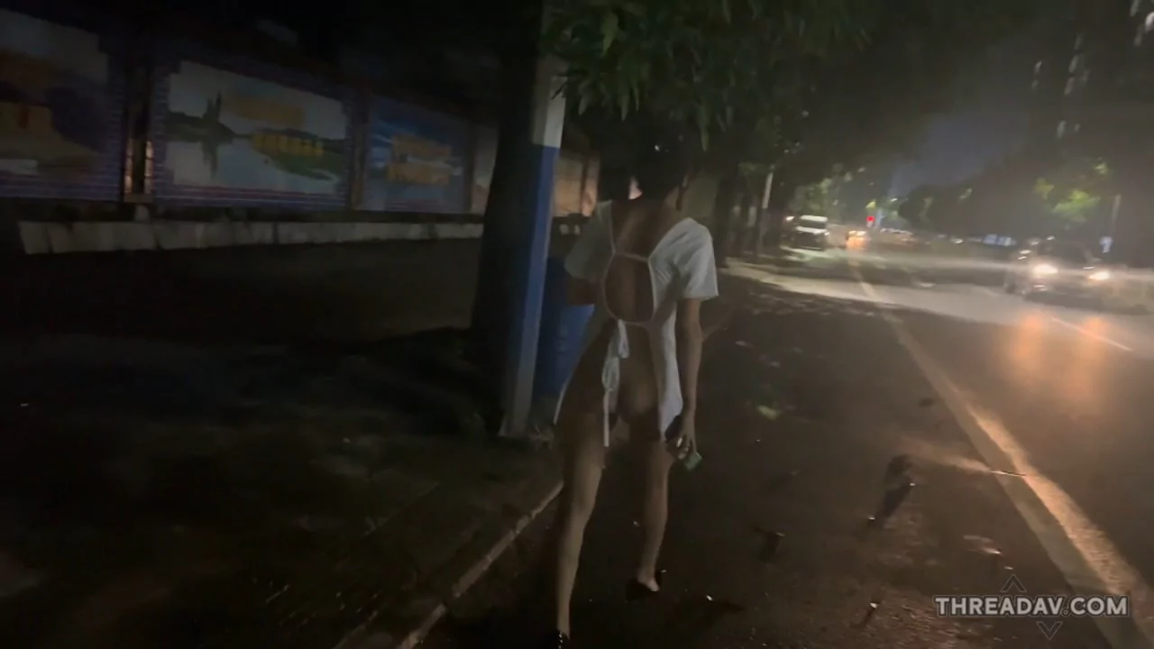 户外露出，国产网红真空露出装户外露出，大胆走在车来车往路边，还故意到便利店购物不害臊