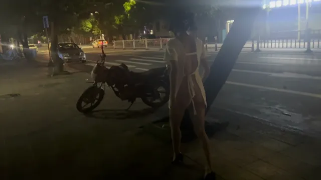 户外露出，国产网红真空露出装户外露出，大胆走在车来车往路边，还故意到便利店购物不害臊