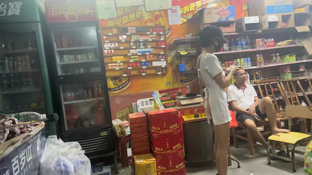 户外露出，国产网红真空露出装户外露出，大胆走在车来车往路边，还故意到便利店购物不害臊 - 真實露出投稿影片內容