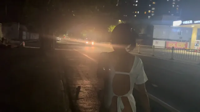 户外露出，国产网红真空露出装户外露出，大胆走在车来车往路边，还故意到便利店购物不害臊 - 真實露出投稿影片內容