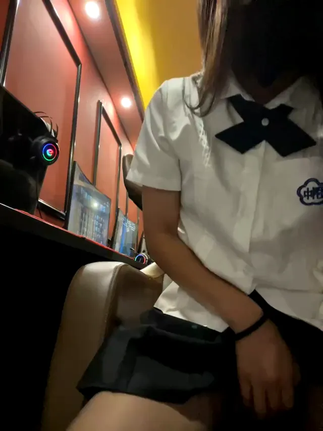 露出直播，这个骚货藏在网吧里露出直播，手里全是淫水，背后还有游戏老在打游戏，为了玩的更刺激，全裸藏在网吧桌下