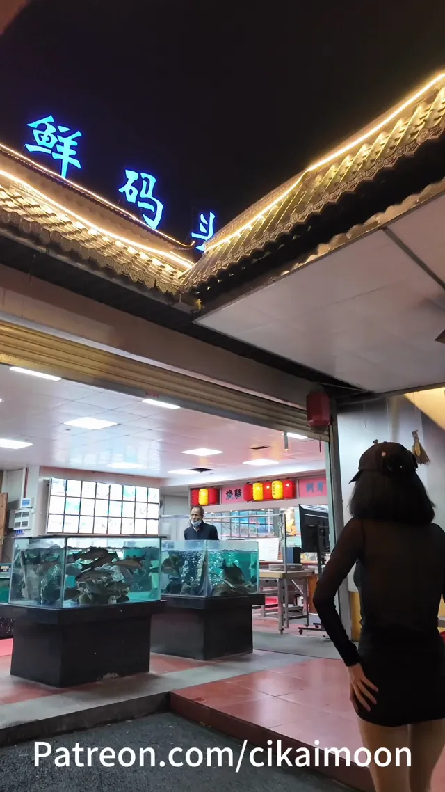 人前露出，这荡妇穿半透露出装到饭店里吃饭，就光这上身点餐吃饭