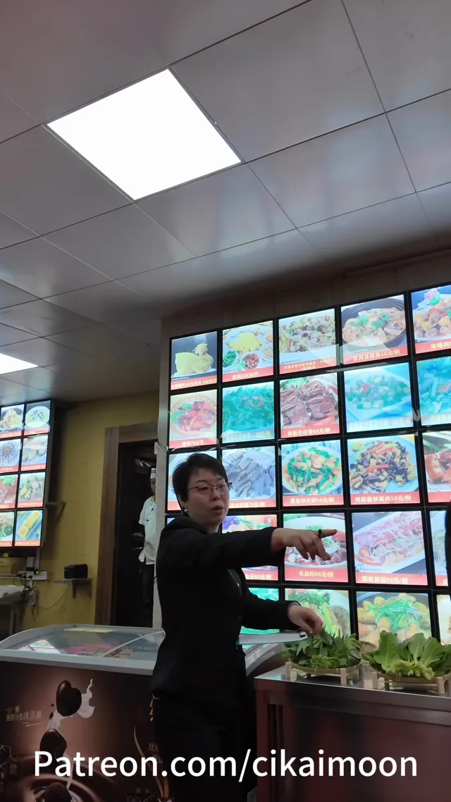 人前露出，这荡妇穿半透露出装到饭店里吃饭，就光这上身点餐吃饭 - 真實露出投稿影片內容