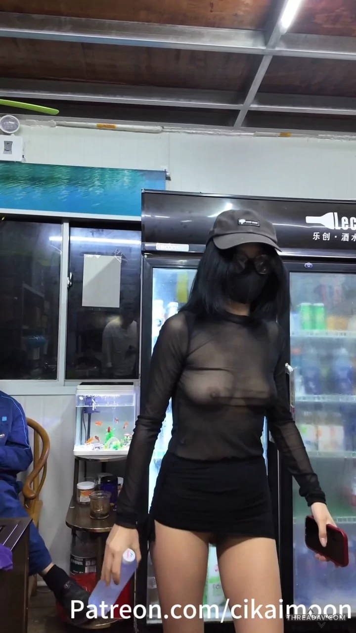 人前露出，这荡妇到泳衣店里买衣服，一直换来换去强制老闆观看她的身体