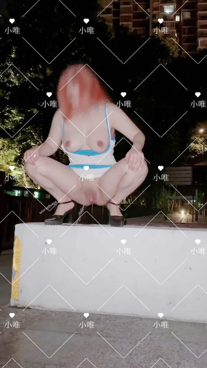 騷母狗巨乳露出，夜晚公园最闪亮的逼