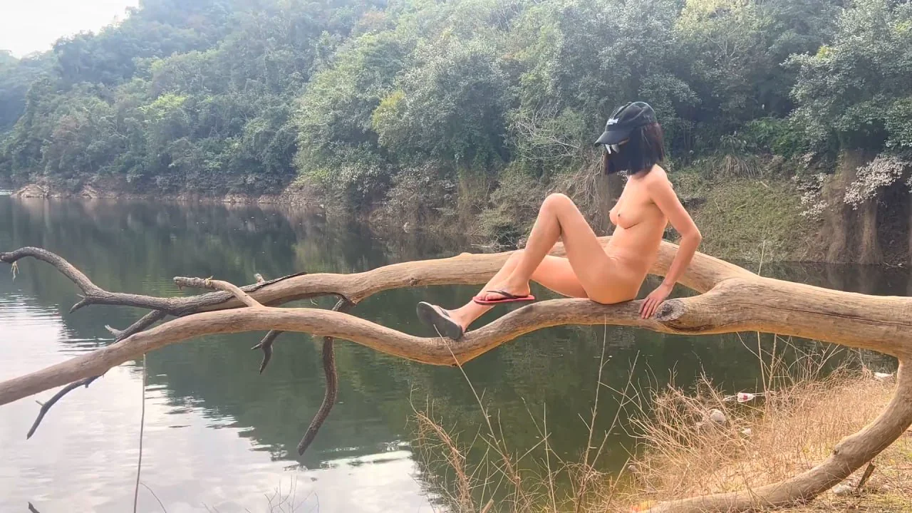 兩母狗全裸帮大爷干活，與大爷共进午餐后，在屋外玩耍溜达