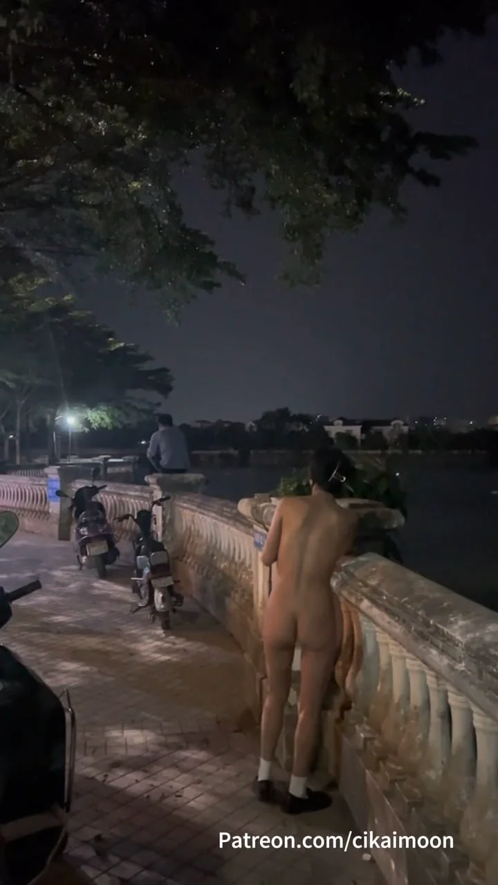 户外人前露出，国产网红挑战在厕所里脱光人前人后露出，全裸悄悄接近路人