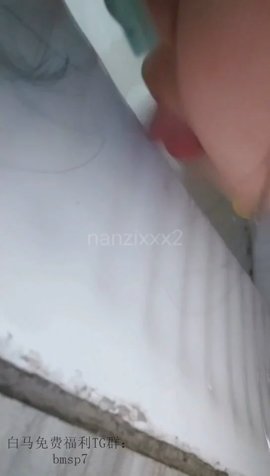 反差大学生全裸在男厕露出吃小便池，连蹲便池也不放过，有人時，躲在厕間看男同学尿尿自慰
