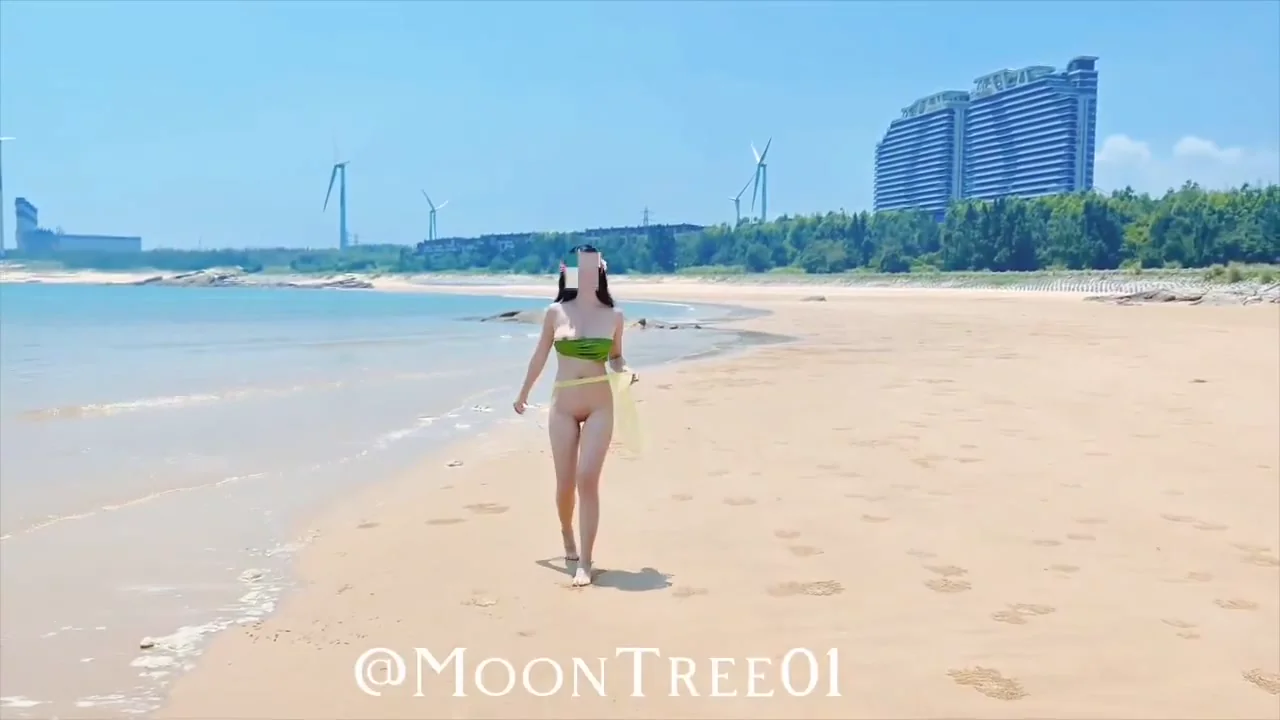 露出写真，反差母狗户外全裸写真温泉里全裸，晚上就可以很大胆了