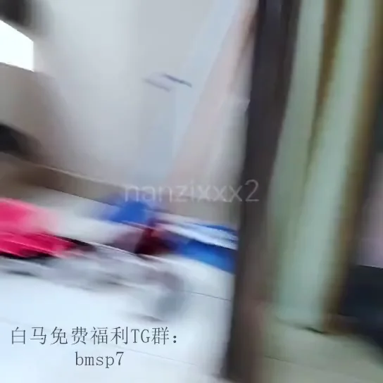 宿舍露出，反差大学生宿舍没人的时候全裸做一些羞羞的事情，像小母狗一样爬，简直太疯狂了還把门打开露出