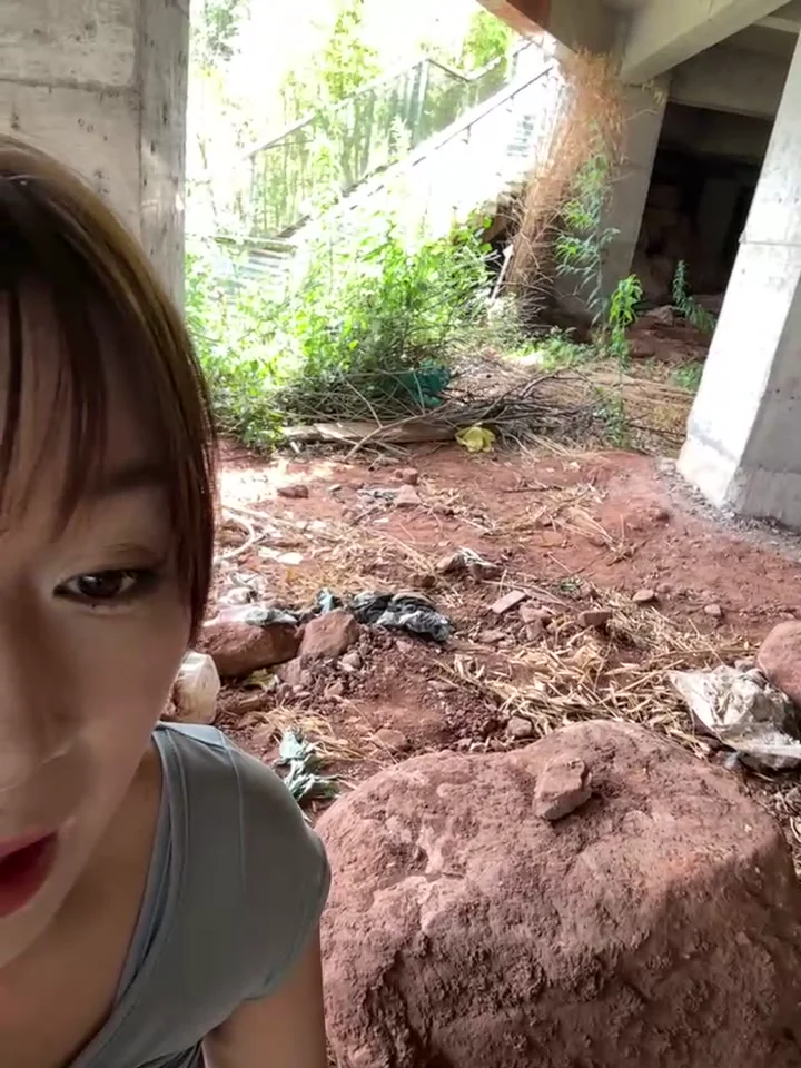 淫蕩母狗戶外露出直播，没有老板消费只能直播维持生计，表演卖力，兄弟射给她吧