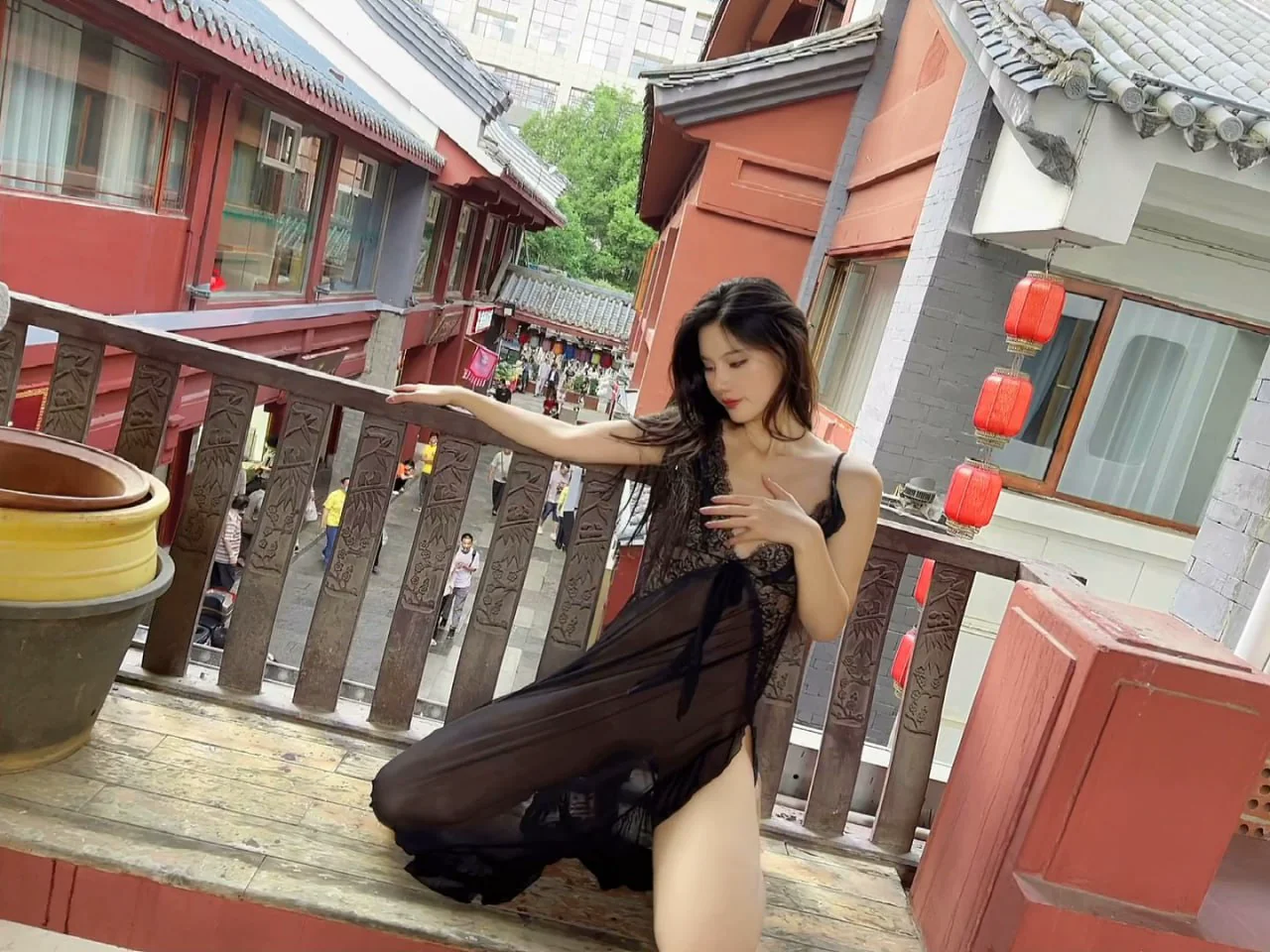 搔网红在風景區大膽露出展現身材，下面路人都看光了