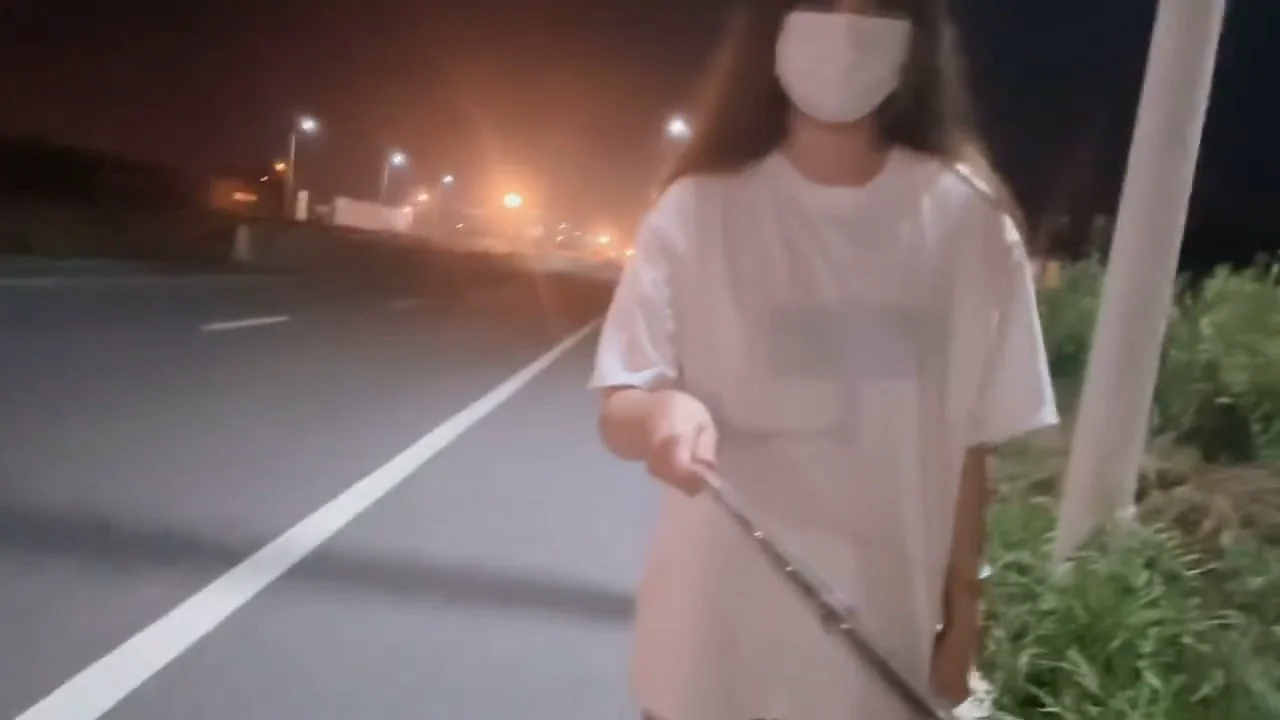 户外露出，反差少女半夜去完成爸爸给的露出任务 