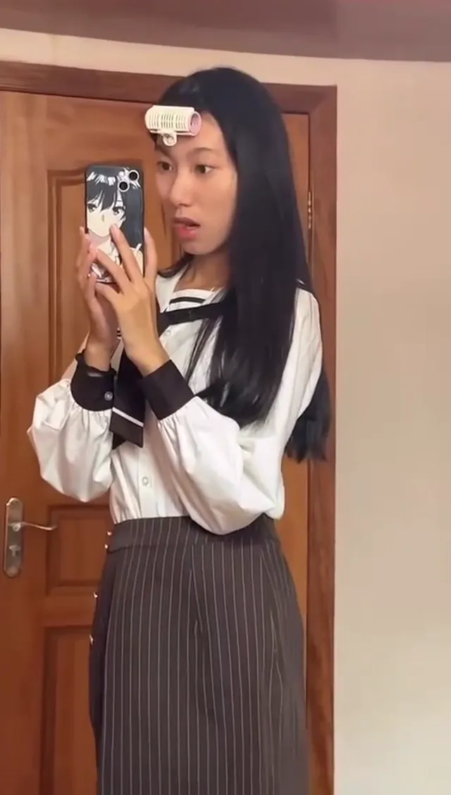 制服诱惑反差婊  - 清純外貌下藏不住的慾望反差