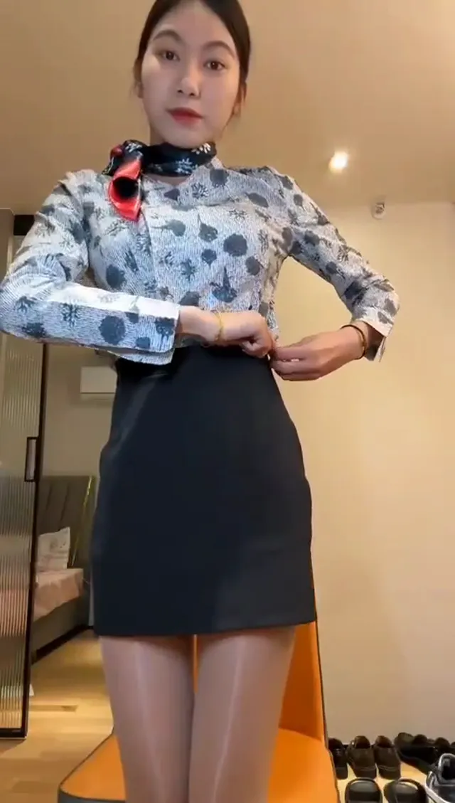 制服诱惑反差婊  - 清純外貌下藏不住的慾望反差