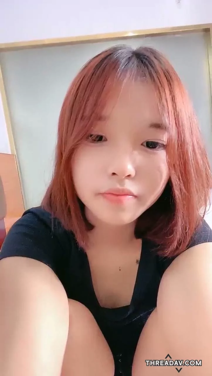 反差萝莉自慰直播大尺度，玩弄淫荡嫩穴的青春肉体