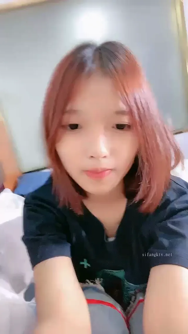 反差萝莉自慰直播大尺度，玩弄淫荡嫩穴的青春肉体