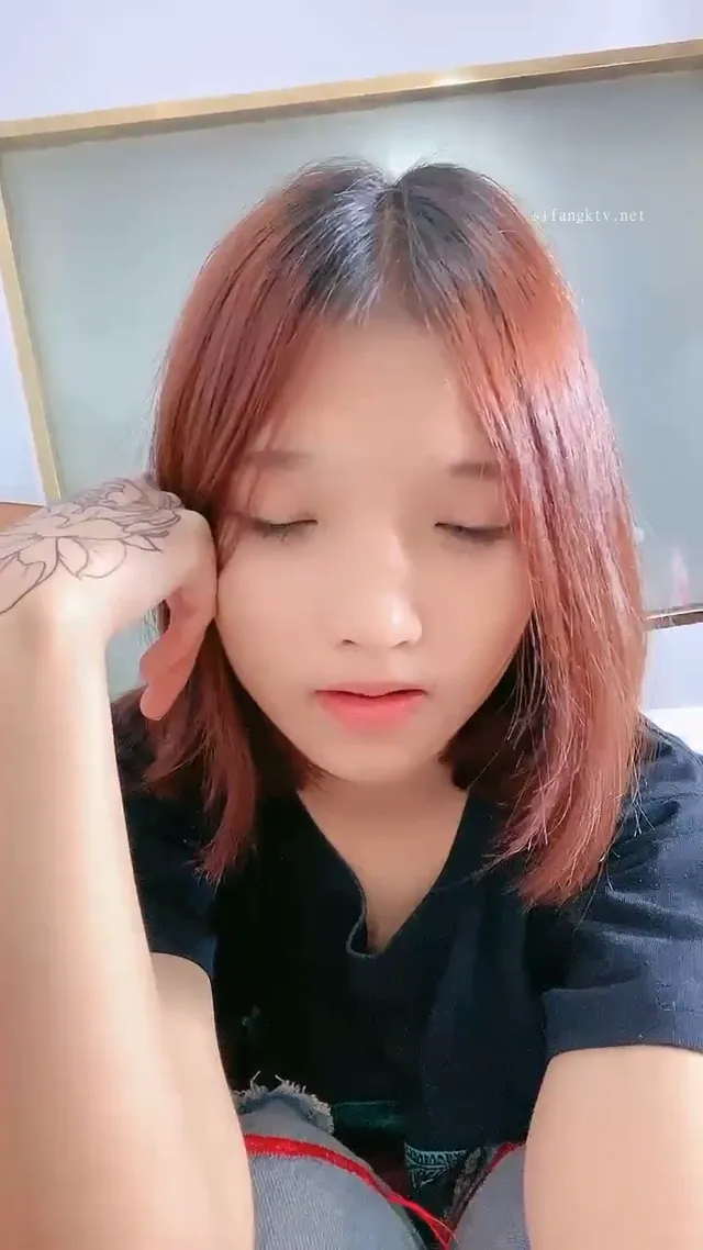 反差萝莉自慰直播大尺度，玩弄淫荡嫩穴的青春肉体 - 清純外貌下藏不住的慾望反差
