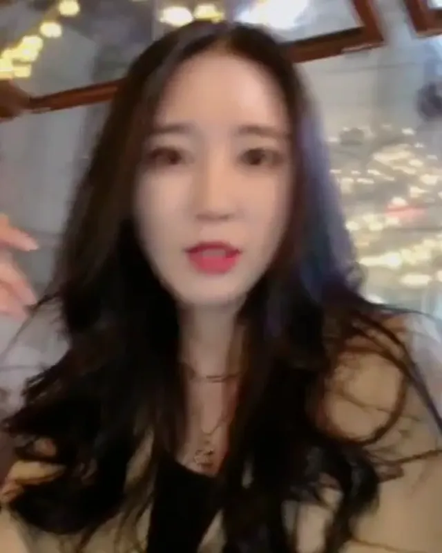 性感長腿知名名模，私下反差影片流出