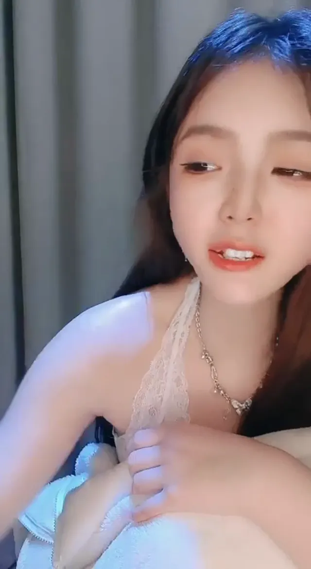 反差网红福利姬粉嫩清纯小妹青春肉体直播裸舞自慰