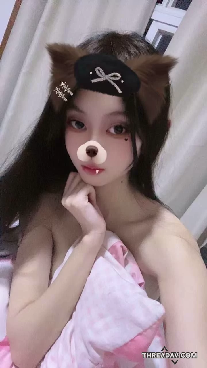 反差纖瘦少女私下指插下體自摸奶子，母狗樣露出