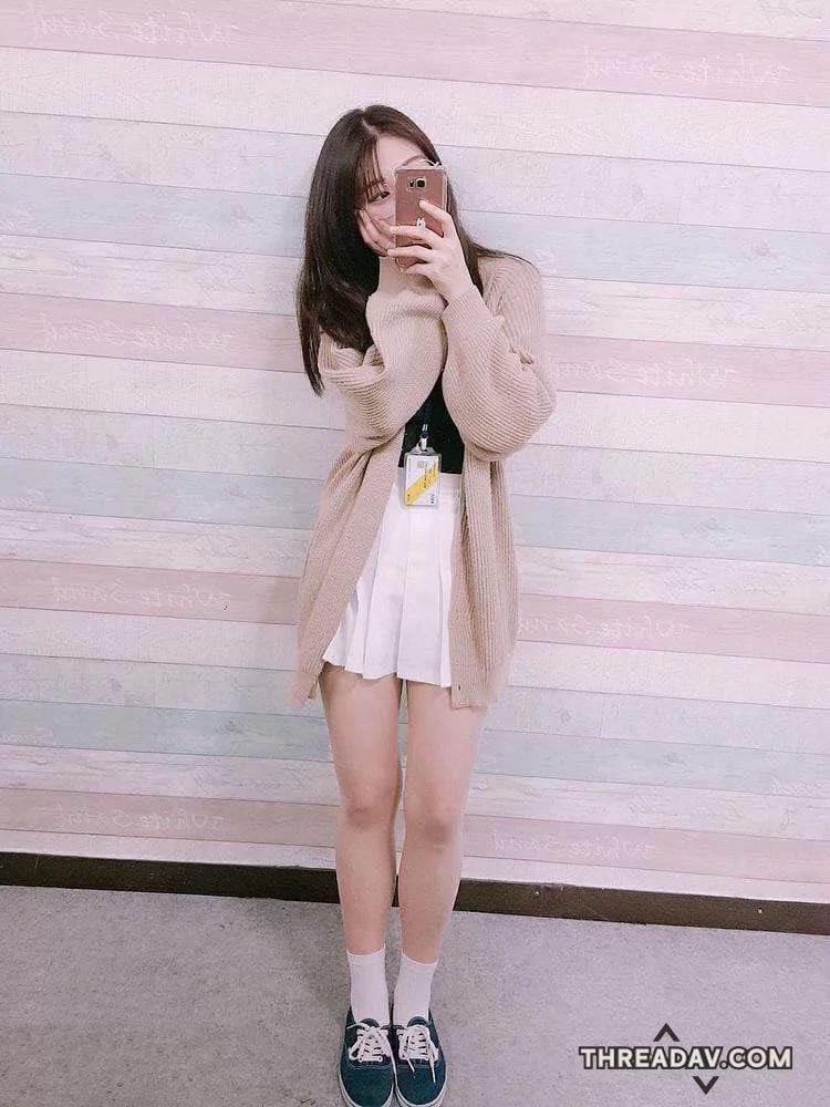 學生妹看起來乖巧可愛，私下自拍流出，眼睛無神樣也是個騷穴