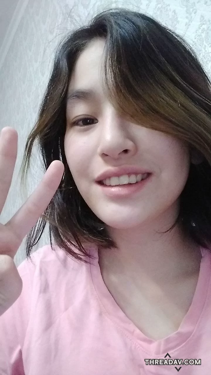白皙美女私自在家自拍視頻，挺著白嫩奶子粉嫩乳頭，自摸摳逼直到鮑魚流出體液