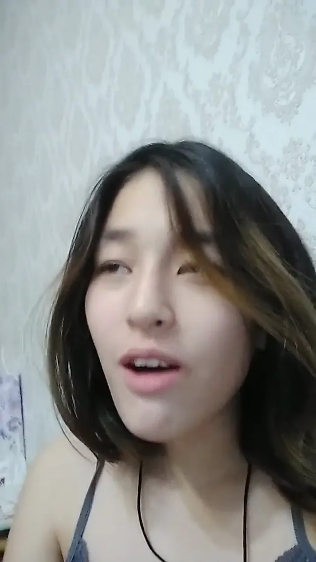 白皙美女私自在家自拍視頻，挺著白嫩奶子粉嫩乳頭，自摸摳逼直到鮑魚流出體液 - 清純外貌下藏不住的慾望反差 - 自拍視角實錄影片