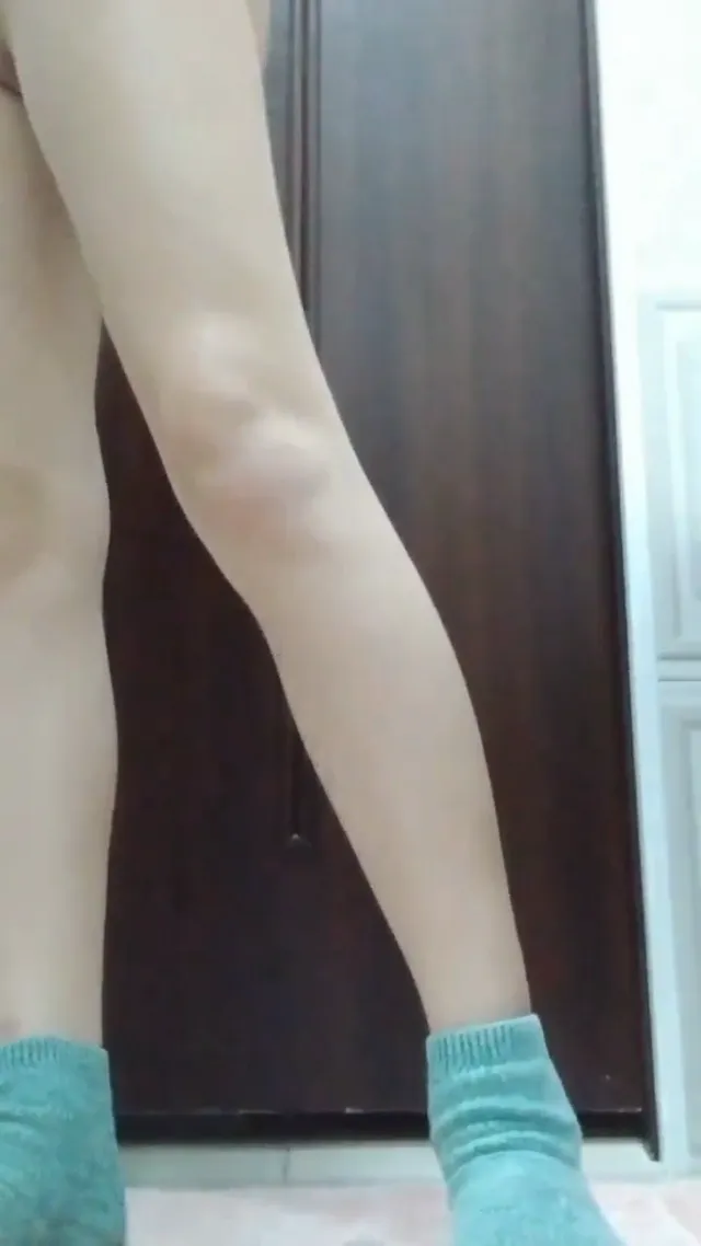 白皙美女私自在家自拍視頻，挺著白嫩奶子粉嫩乳頭，自摸摳逼直到鮑魚流出體液 - 清純外貌下藏不住的慾望反差 - 自拍視角實錄影片