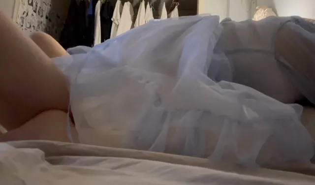 連衣服都還沒脫，一進房間就變了個人開始騷首弄姿要我幹操她滿足她，真是個騷貨 - 清純外貌下藏不住的慾望反差