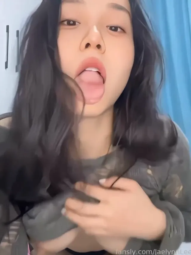 沒想到人美奶子也這麼美，私下這麼喜歡自拍奶子 - 清純外貌下藏不住的慾望反差 - 自拍視角實錄影片
