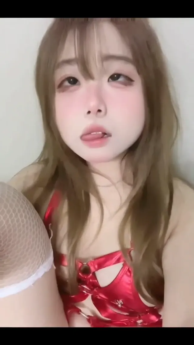 可愛的外表竟然有這麼騷樣的一面，真是賤貨，欠操樣 - 清純外貌下藏不住的慾望反差