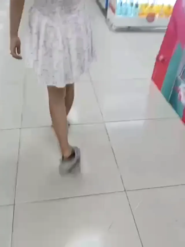 倆女賣場正常逛著無聊找了試衣間女女吻互摳逼用自慰器