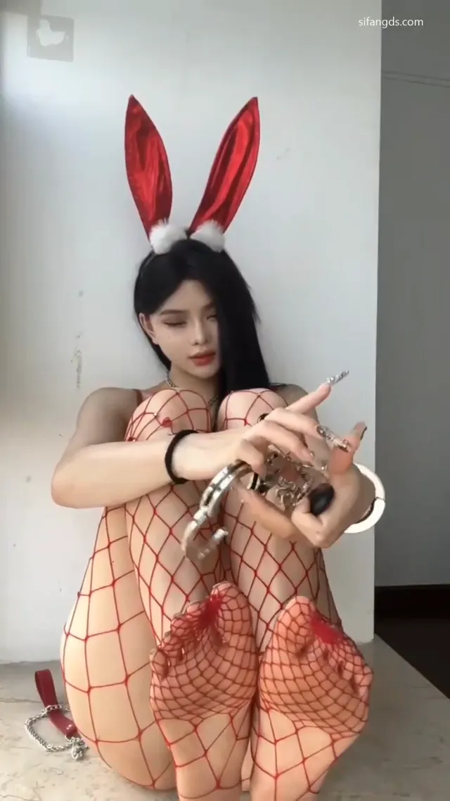 長腿美女母狗樣喜上銬綑綁電動自慰器，自拍騷樣 - 清純外貌下藏不住的慾望反差 - 自拍視角實錄影片