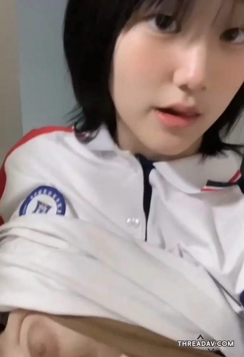 清纯可爱的少女兴趣之一是露出浑圆大球
