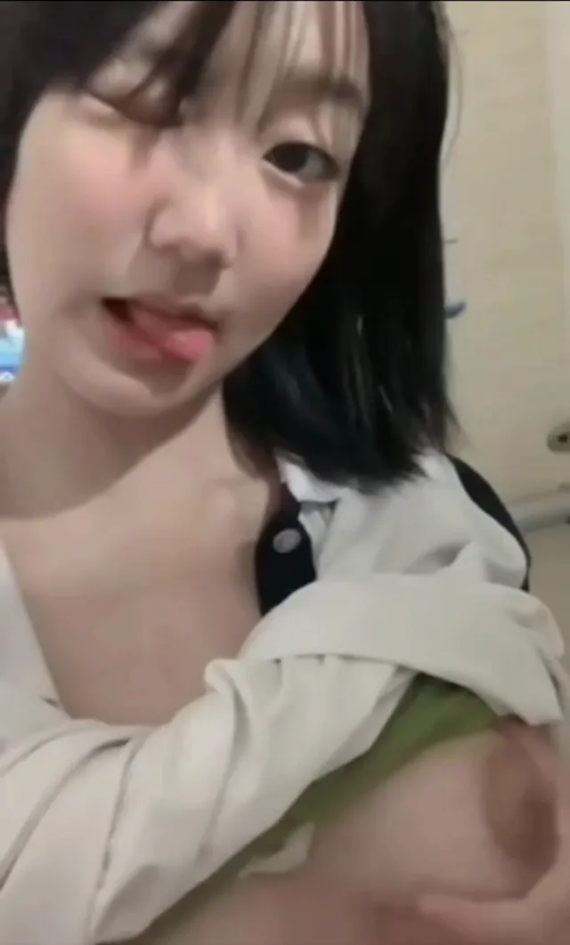 清纯可爱的少女兴趣之一是露出浑圆大球 - 清純外貌下藏不住的慾望反差