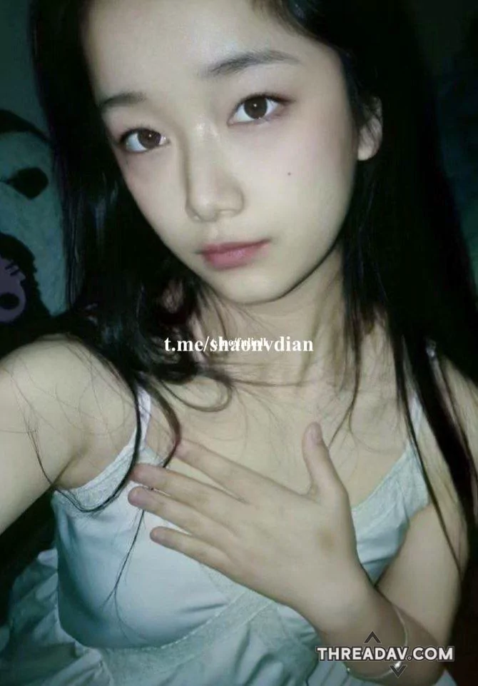 反差大学生最新私拍泄密，情趣女仆，白虎一线天，先天小母狗圣体