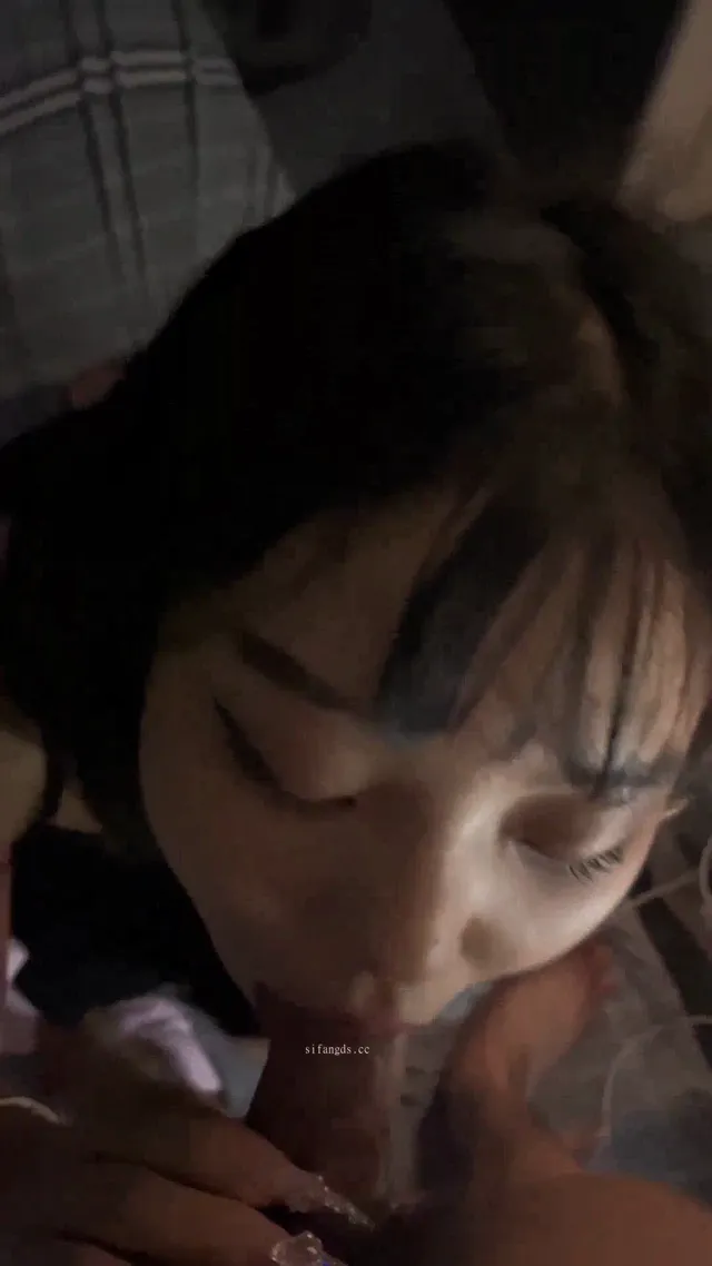 情侣自拍长相可爱的圆脸微胖萝莉帮自己男友口交然后被暴力后入大奶不停的晃动看着也太爽了