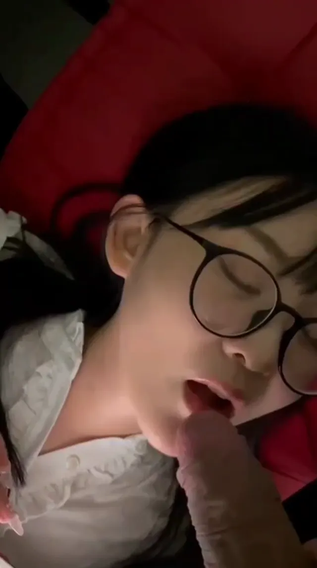 男友把自己大鸡巴伸过在玩手机的眼镜妹女友身边超级主动上来帮含住太反差了