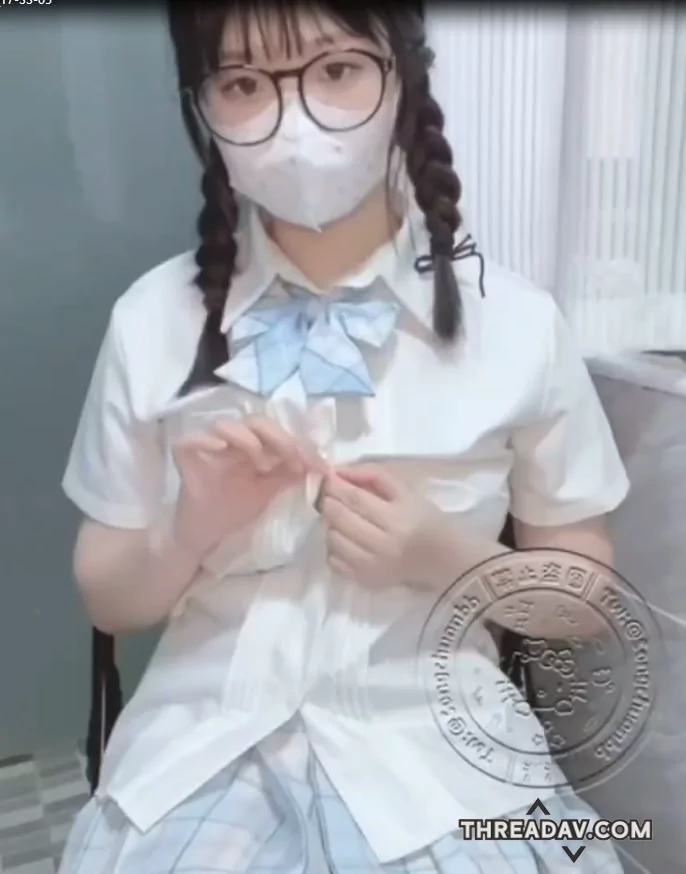 超级可爱的双马尾眼镜妹一个人在家自慰大鸡巴疯狂的抽插自己粉嫩校穴超级反差