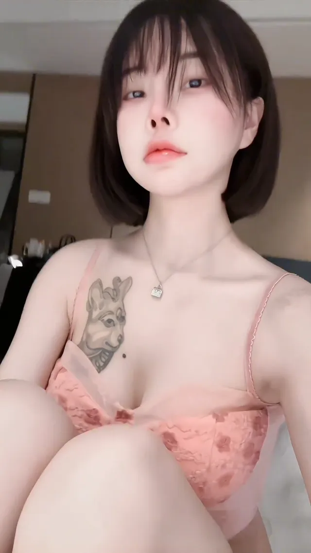 反差母狗：她的双面游戏 - 清純外貌下藏不住的慾望反差