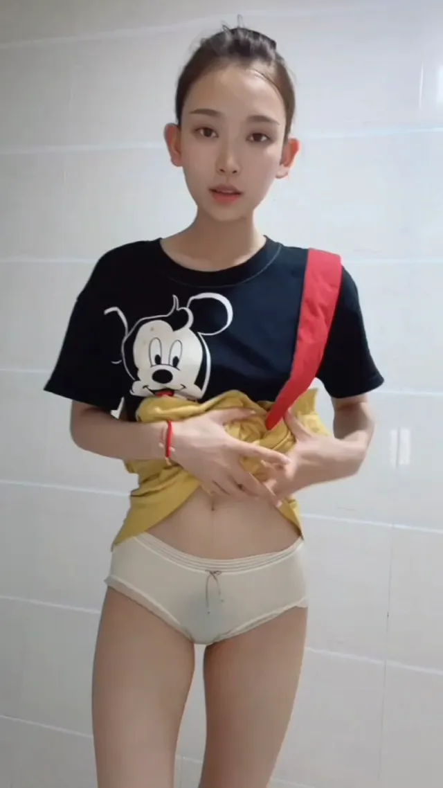 乖乖女的反差生活：私下里的另一面 - 清純外貌下藏不住的慾望反差