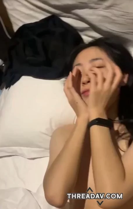 身材颜值都很好的母狗女友穿着白丝被男友举着双脚暴力中出太爽了
