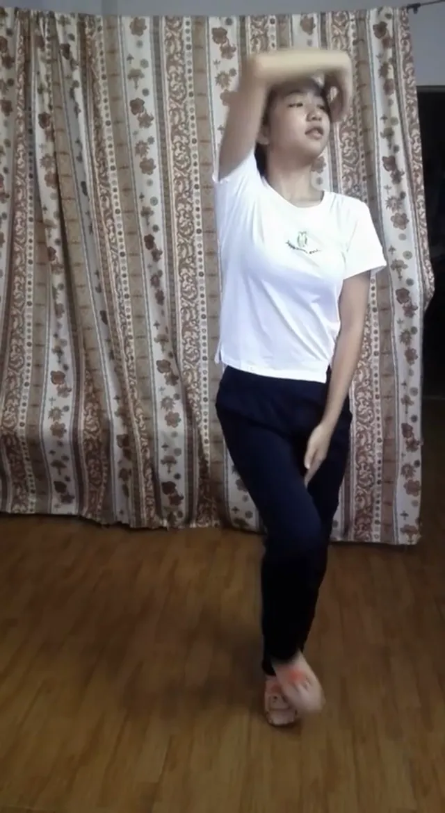 看着超级清纯的高中生嫩妹被自己富二代男友远程调教裸舞自慰超级反差好像还是学跳舞的 - 清純外貌下藏不住的慾望反差