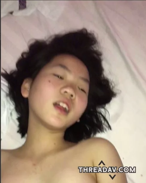 超级反差的高中生嫩妹被自己学长哄骗pua做爱各种调教口爆疯狂的抽插嫩穴骚叫不断