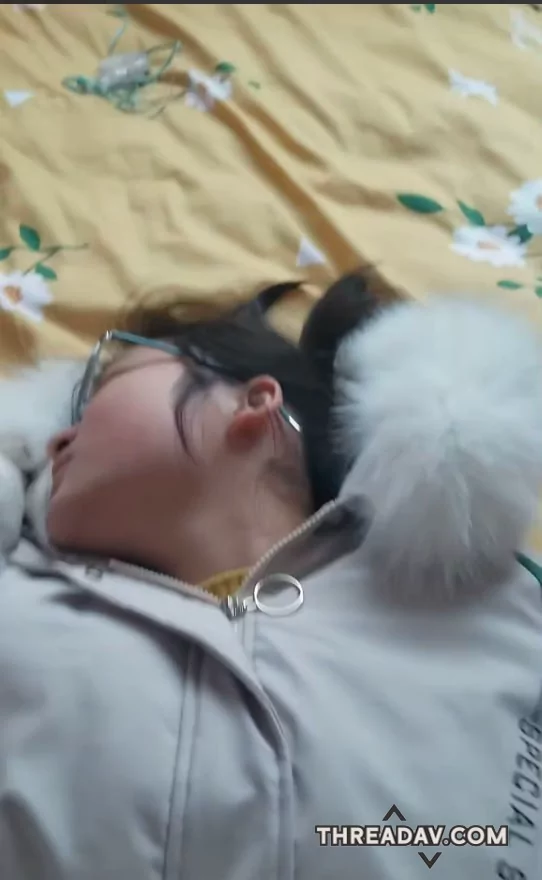 清纯高中生眼镜妹被猥琐老男人哄骗到 酒店做爱暴力中出插入一脸害羞的样子太可爱了