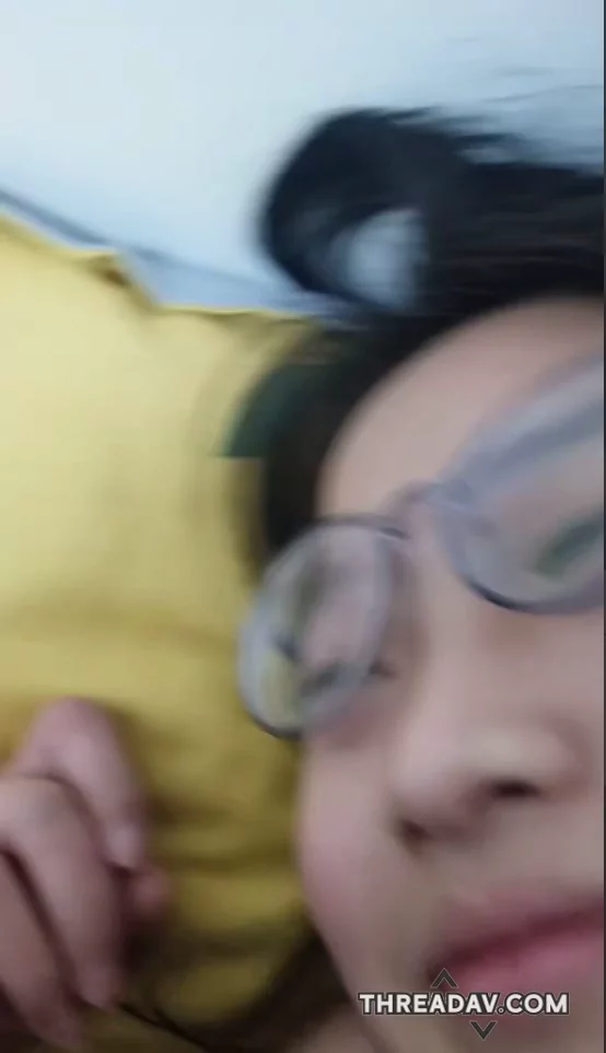 清纯高中生眼镜妹被猥琐老男人哄骗到 酒店做爱暴力中出插入一脸害羞的样子太可爱了