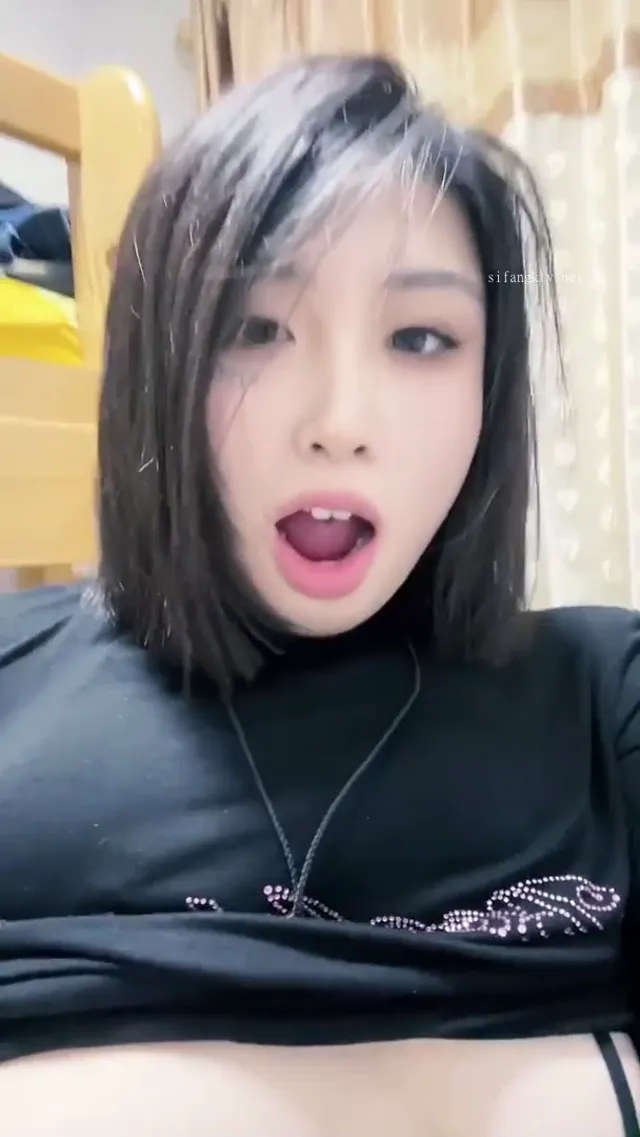 抖音网红反差母狗晶崽被金主包养帮金主口交做爱视频曝光口交的表情太反差了 - 清純外貌下藏不住的慾望反差